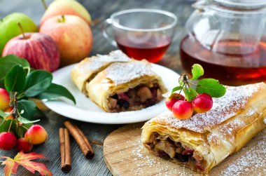 pieczone strudel z jabłkami na talerzu