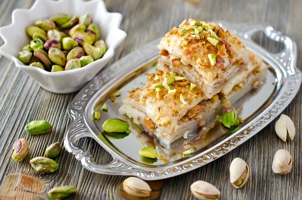 Doces orientais com pistácios baklava com pistácios verdes em — Fotografia de Stock