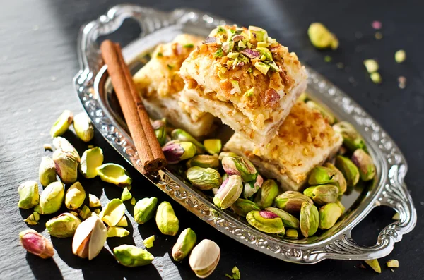 Turkse pistache gebak dessert baklava met groene pimpernoten (pistaches) — Stockfoto