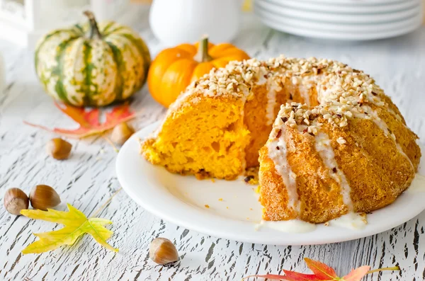 Gâteau de citrouille glacé aux noisettes sur plaque blanche — Photo