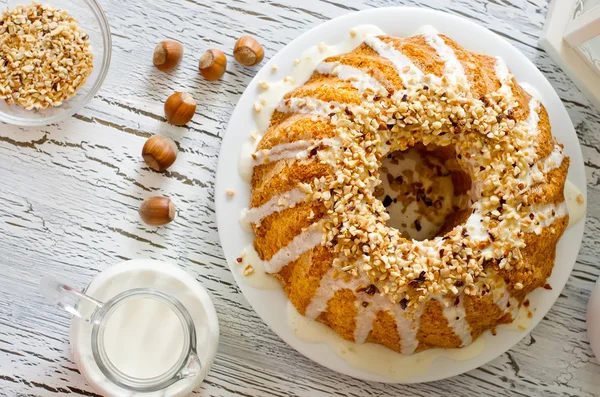 Glasierter Kuchen mit Nüssen zum Dessert — Stockfoto