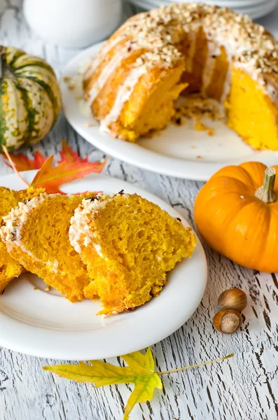 Tarta de calabaza esmaltada con avellanas sobre fondo blanco —  Fotos de Stock