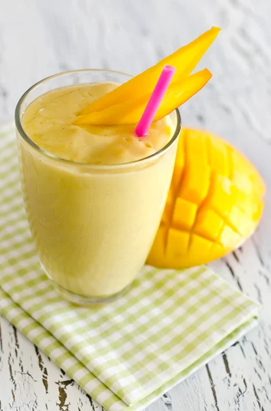 Healthy yoghurt mango smoothie — Stock Photo, Image