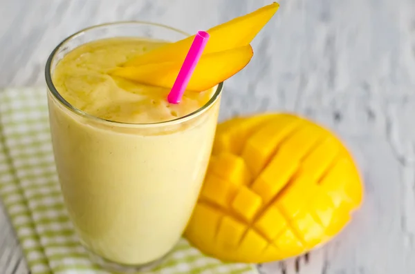 Sarı mango yoğurt smoothie sağlıklı kahvaltı için