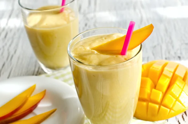 Batido de mango saludable para beber horizontal — Foto de Stock