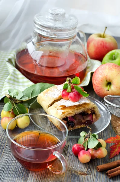 Xícara de chá com strudel de bolo de frutas — Fotografia de Stock