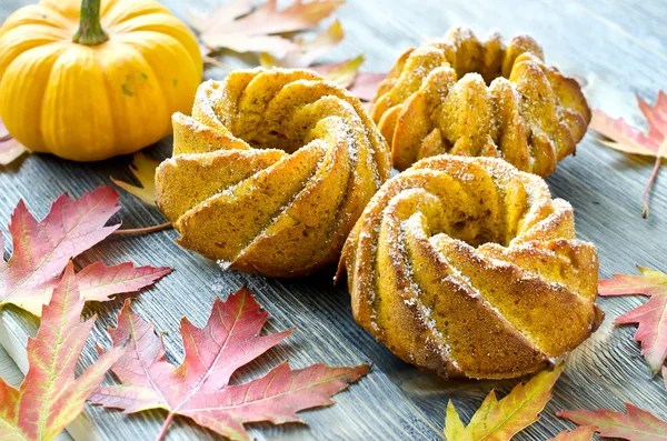 Pumpkin cake on wooden background — Stock Photo, Image