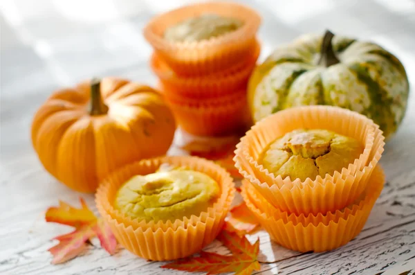 Magdalenas de calabaza saludables con calabazas frescas para el postre de otoño —  Fotos de Stock