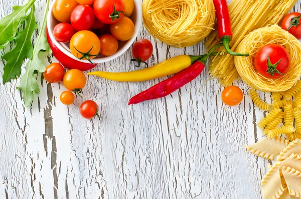 Mezcla de pasta, tomates y chile copia de fondo de madera — Foto de Stock