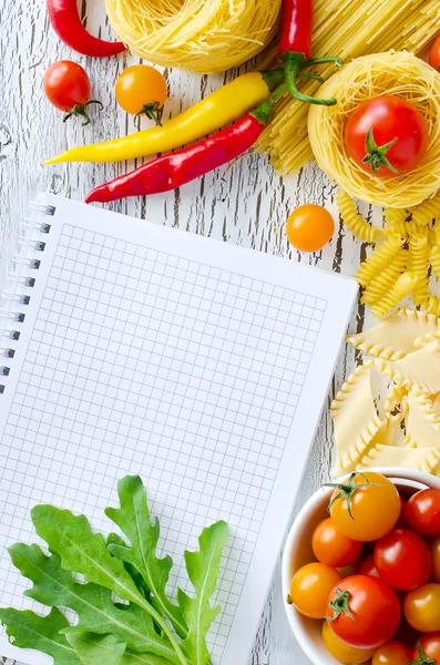 Diferentes tipos de pasta, tomates y chile con receta copiar sp —  Fotos de Stock