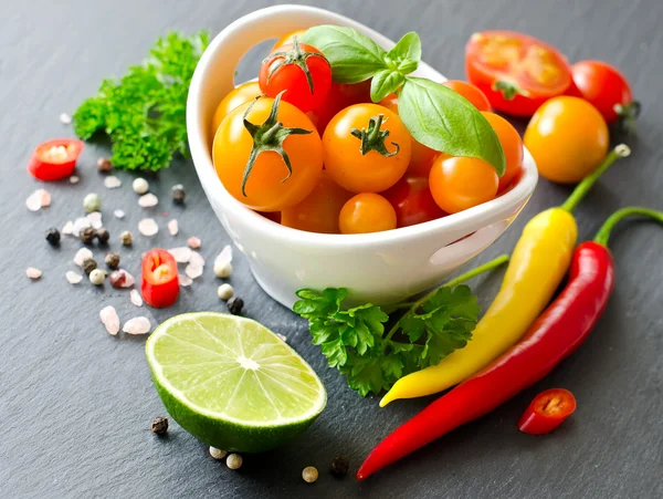 Kiraz domates, otlar, chilis, lim ile yemek pişirmek için malzemeler — Stok fotoğraf