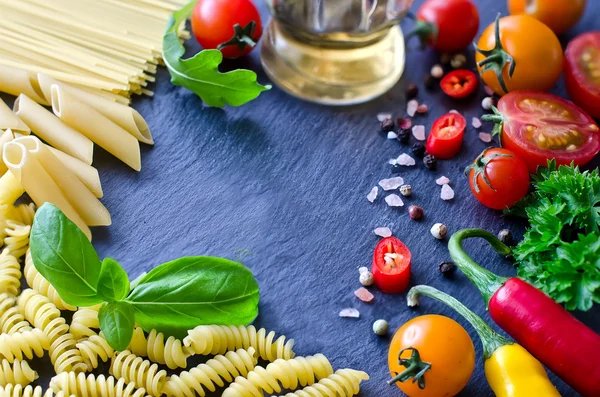 Ингредиенты для приготовления макарон с овощами чили и томатов — стоковое фото