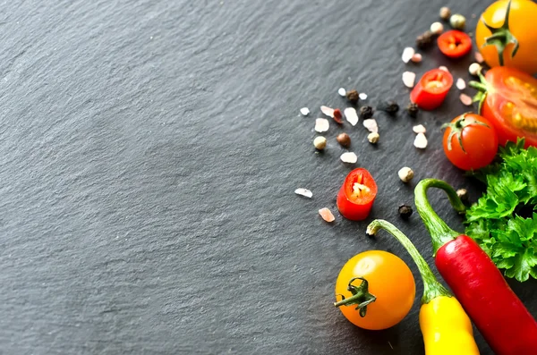Salata ve sos malzemeler taze domates chilis co — Stok fotoğraf