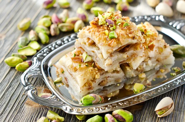 Pastel de pistacho turco postre baklava con pistachos verdes Imagen De Stock