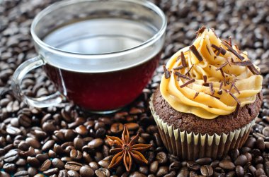 bir fincan kahve ve kek kahve çekirdekleri arka plan