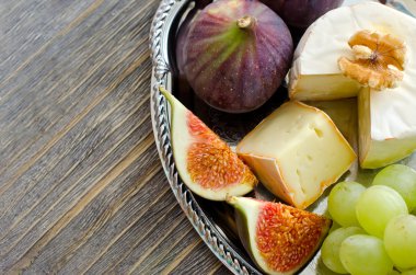 Brie, incir ve üzüm bir tepsi alanı Kopyala