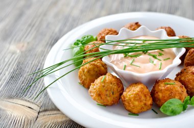 dip sos ve otlar ile bir tabakta Falafels