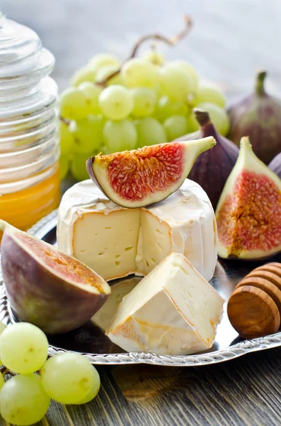 Delicious snack cheese, figs and grapes — Stock Photo, Image