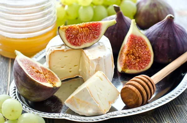 Snack with cheese, honey and fruits, figs and grapes — Stock Photo, Image