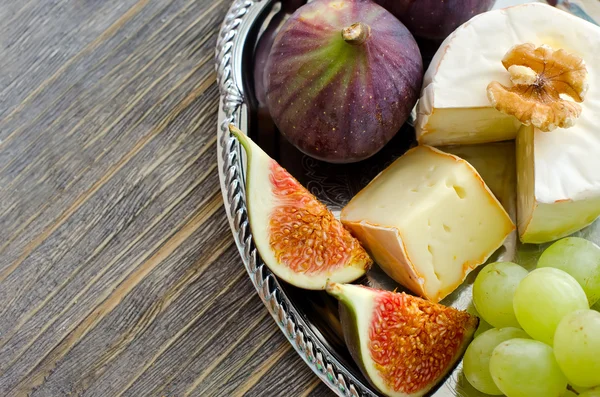 Brie, figs and grapes on a tray copy space — Stock Photo, Image