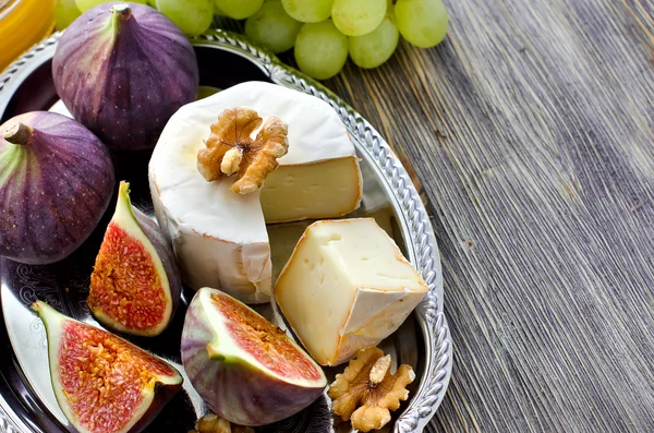 Snack with brie, figs and grapes on a tray copy space — Stock Photo, Image