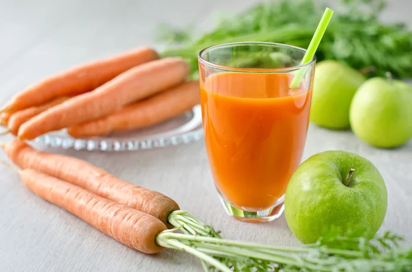 Jus de carotte sain dans un verre et pommes vertes — Photo