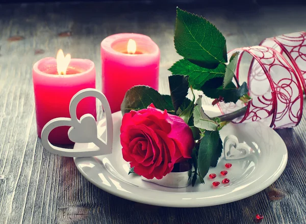 De Saint Valentines Day met romantische tabel instelling en rose — Stockfoto