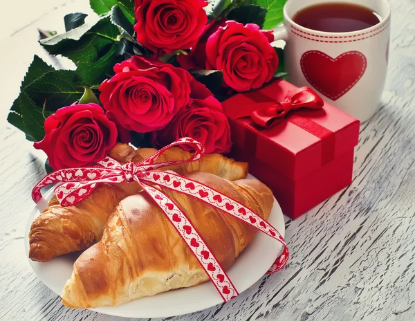 Breakfast for Valentines's Day on February 14 with romantic tabl — Stock Photo, Image