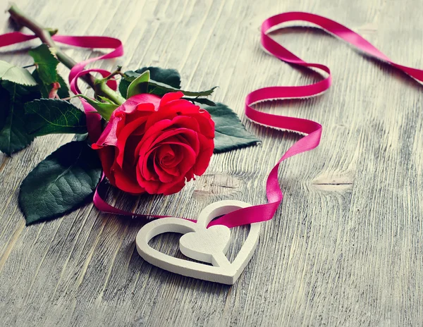 Saint Valentin rose et coeur sur fond de bois — Photo