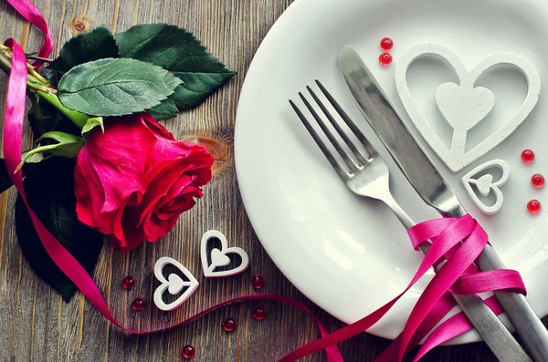 Του Αγίου του Αγίου Βαλεντίνου ημέρα ρομαντικό γιορτινό τραπέζι ρύθμιση και τριαντάφυλλο — Φωτογραφία Αρχείου