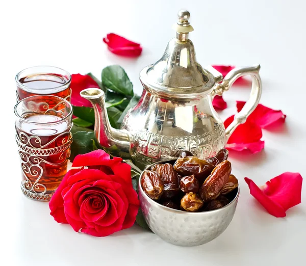 Metal çaydanlık, gözlük ve tarihleri ile geleneksel Arapça çay