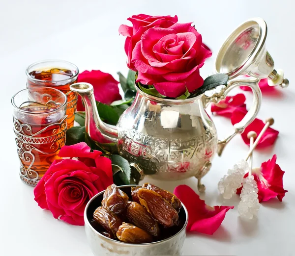 Té árabe tradicional con rosas, tetera de metal y vasos — Foto de Stock