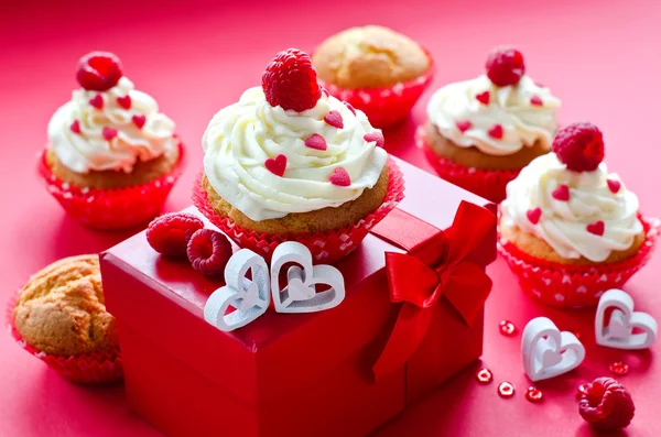 День Святого Валентина. Кексы на завтрак и подарочная коробка — стоковое фото
