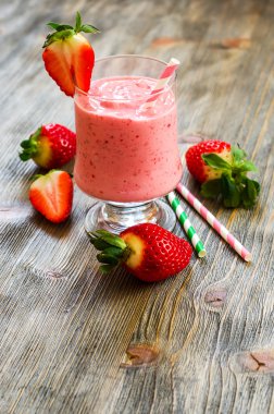 Taze sağlıklı soğuk çilek güler yüzlü kopya alanı