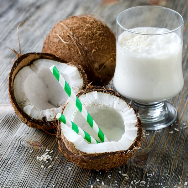 Mleko kokosowe koktajl napój na drewniane tła — Zdjęcie stockowe