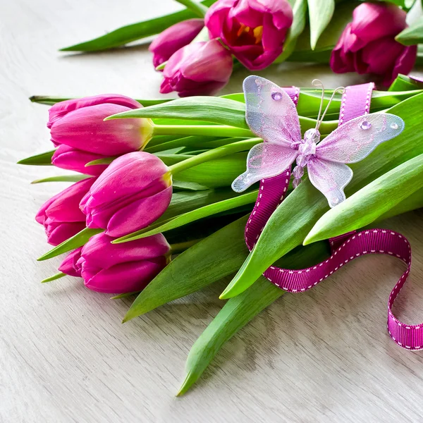 Ett gäng rosa tulpaner — Stockfoto