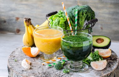 Avokado, muz ve brokoli ile yeşil ve sarı güler yüzlü