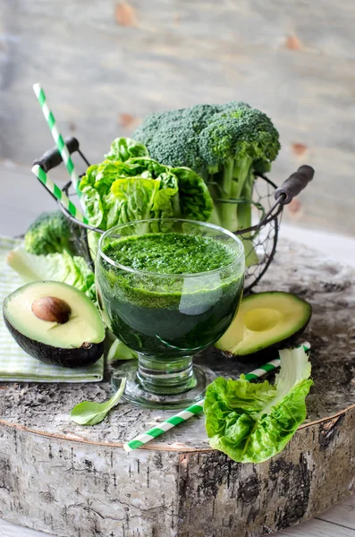 Zelený koktejl s avokádem a brokolice — Stock fotografie