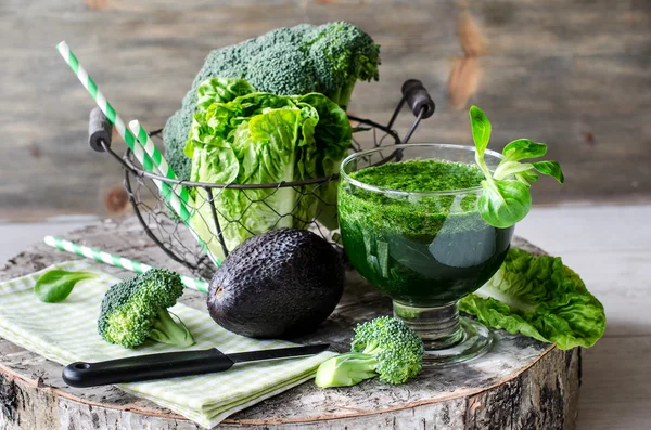 Smoothie zielony z awokado i brokuły poziome — Zdjęcie stockowe