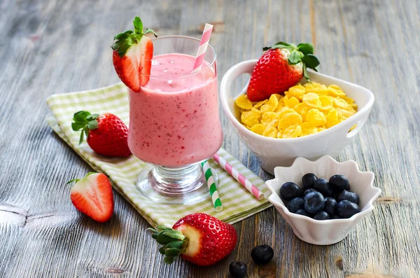 Desayuno saludable con copos de maíz, batido de fresa y blueb —  Fotos de Stock