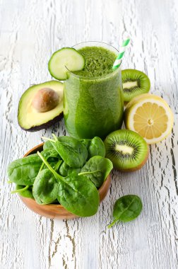 Ispanak, avokado, kivi ile Yeşil taze sağlıklı detoks smoothie. 