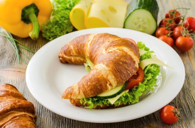 Kruvasan sandviç sağlıklı snack için sebze ve peynir ile