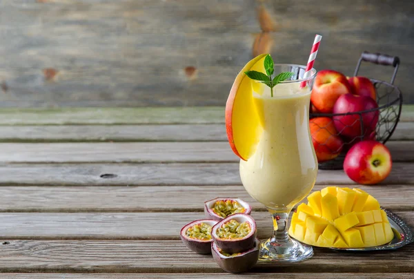 Tropical mango, peaches and passion fruit smoothie for healthy b — Stockfoto