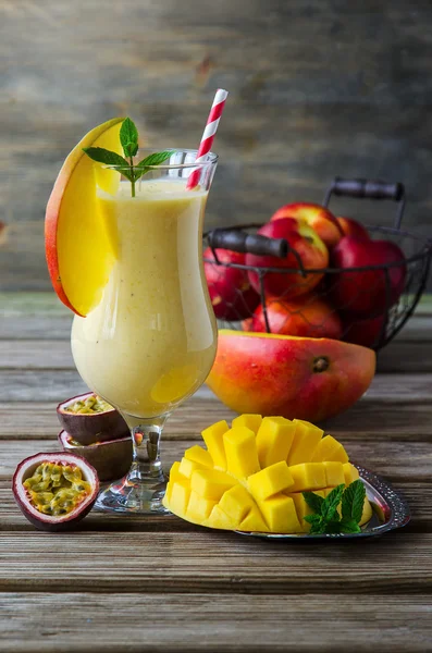 Batido tropical de mango y maracuyá para un desayuno saludable —  Fotos de Stock