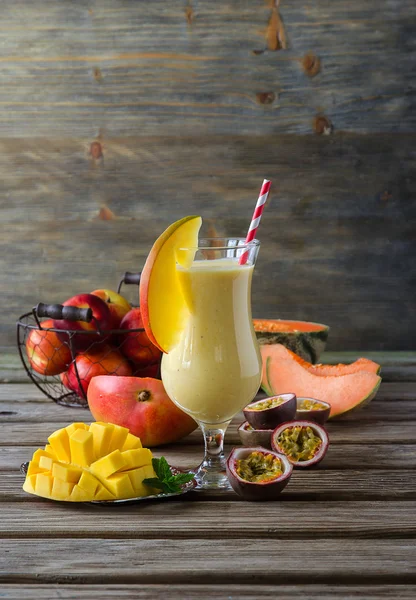 Batido tropical de mango, melón, melocotón y maracuyá para curar —  Fotos de Stock