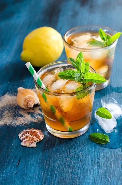 Fresh cold iced tea with mint, ice and lemons, refreshing drink — ストック写真