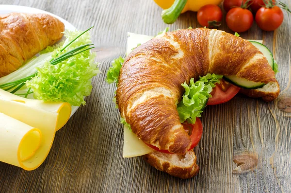 Sanduíche de croissant com queijo e legumes para lanche saudável , — Fotografia de Stock