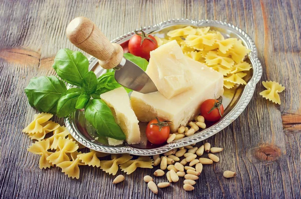 Composição com ingredientes de prato italiano, massas, queijo parmesão — Fotografia de Stock