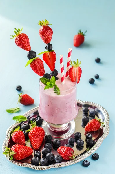 Batido fresco sano de fresa y arándanos, batido de leche, suma —  Fotos de Stock