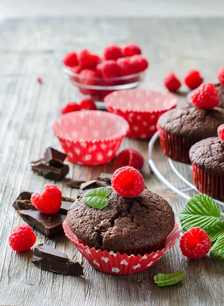 Brown chocolate muffins with raspberries — Zdjęcie stockowe